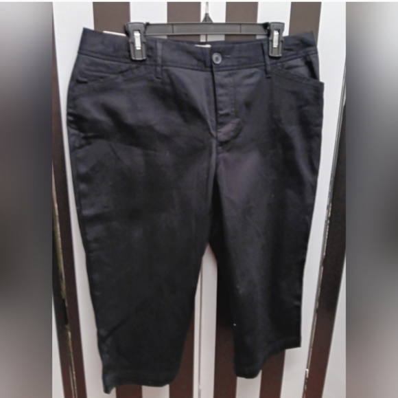 NWT black capri pants - Picture 7 of 8